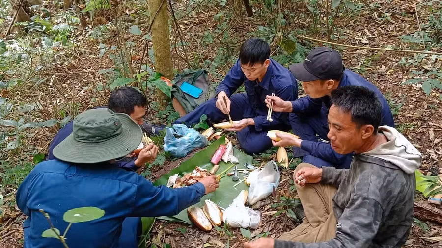 Bữa cơm trên đường hành quân tìm hài cốt liệt sĩ trên đất bạn Lào của cán bộ Đội Quy tập hài cốt liệt sĩ tỉnh Nghệ An