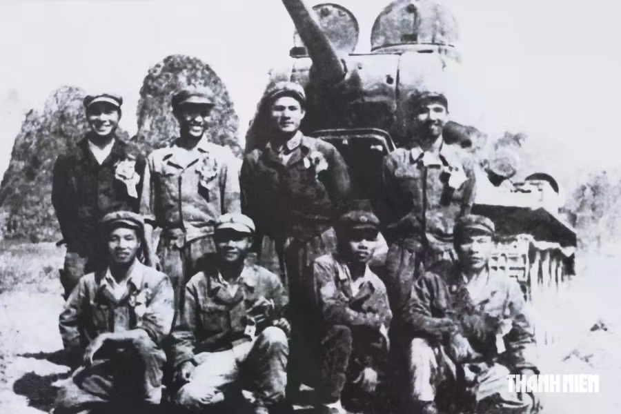 Phân đội bắn giỏi, Trung đoàn xe tăng 202 tại Quế Lâm (Trung Quốc) năm 1959. Phía sau là xe tăng T-34 huấn luyện. Ảnh: Chụp lại từ Bảo tàng tăng thiết giáp