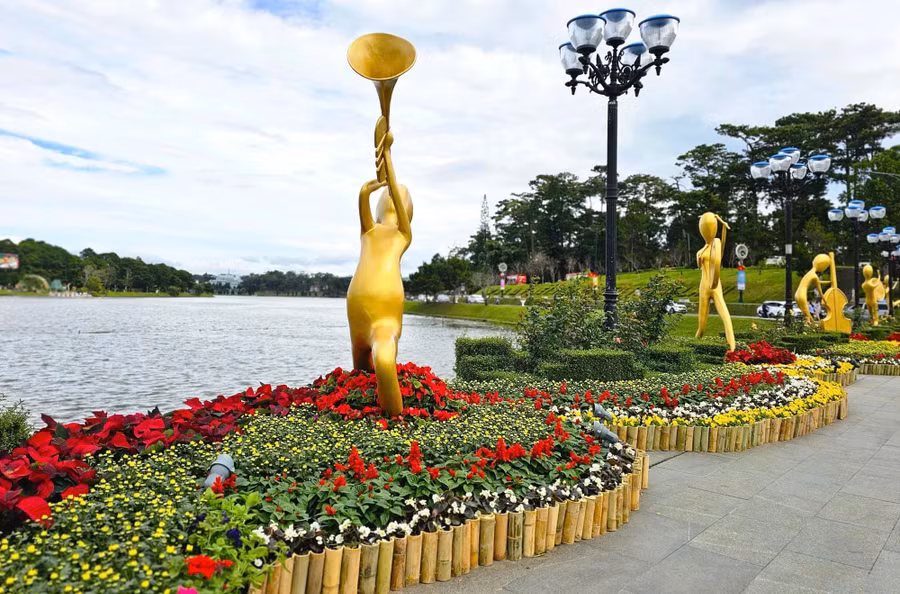 Hình tượng nghệ nhân chơi nhạc ở không gian hoa cầu Ông Đạo