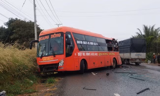Một xe khách bị tông văng vào lề đường