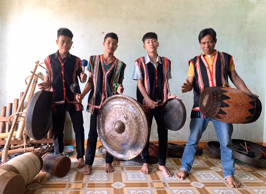 ong-puih-dup-truyen-day-cong-chieng-cho-gioi-tre-lang-blang-3anh-rh.jpg
