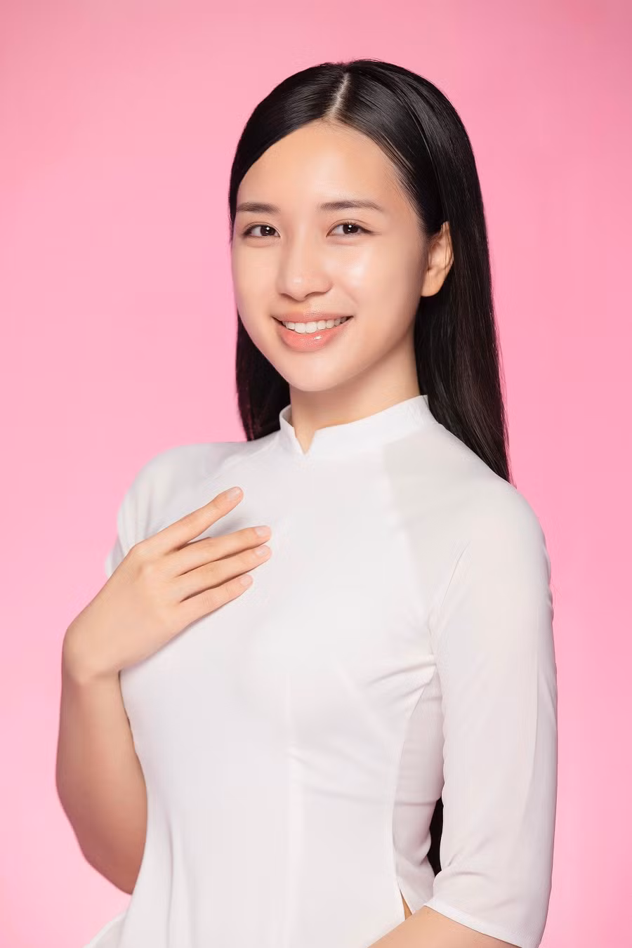 Hồ Yến Linh sinh năm 2004, đến từ Hà Nội, sinh viên Đại học Mỹ thuật Công nghiệp. Cô từng lọt vào top 5 chung cuộc Hoa khôi Thời Trang MTCN 2024 cùng hai giải phụ Thí sinh tài năng và Thí sinh được yêu thích nhất, top 20 cuộc thi Hoa hậu Sinh viên Việt Nam 2024. Thí sinh Hà Thị Giang Thanh sinh năm 2002, đến từ Hạ Long, tốt nghiệp Đại học Văn hóa Hà Nội. Cô là người mẫu tự do, từng lọt vào top 5 cuộc thi Hoa khôi Sinh viên Việt Nam.