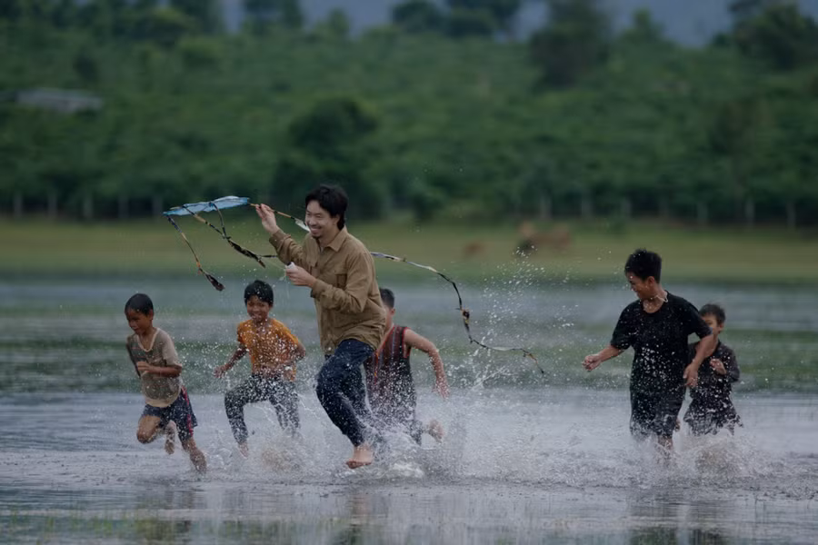 Đen Vâu được trở về với tuổi thơ trong chuyến đi Gia Lai. Ảnh: NVCC