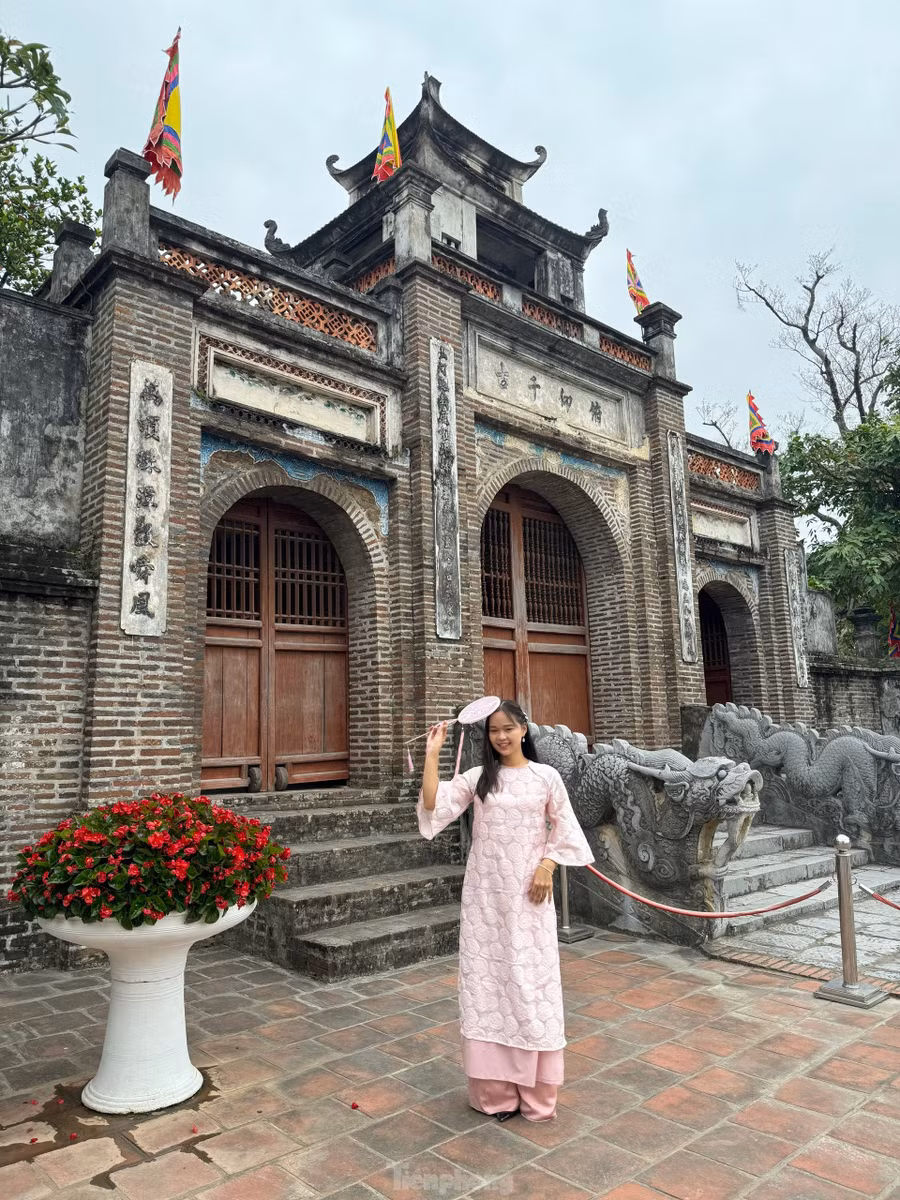 Nếu muốn đến các địa điểm du lịch ở ngoại thành mà gần Hà Nội, Lawson khuyên mọi người nên đến thăm quan Khu di tích Cổ Loa thuộc xã Cổ Loa, huyện Đông Anh cách Hà Nội 18km.