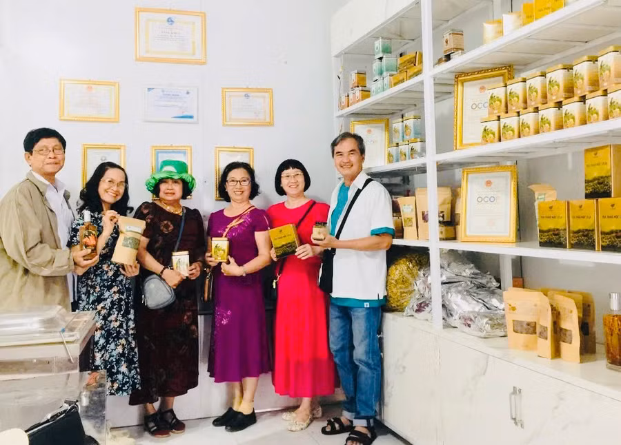 du-khach-tp-ho-chi-minh-thich-thu-voi-bo-san-pham-tra-tu-duoc-lieu-cua-chi-trang-anh-td.jpg