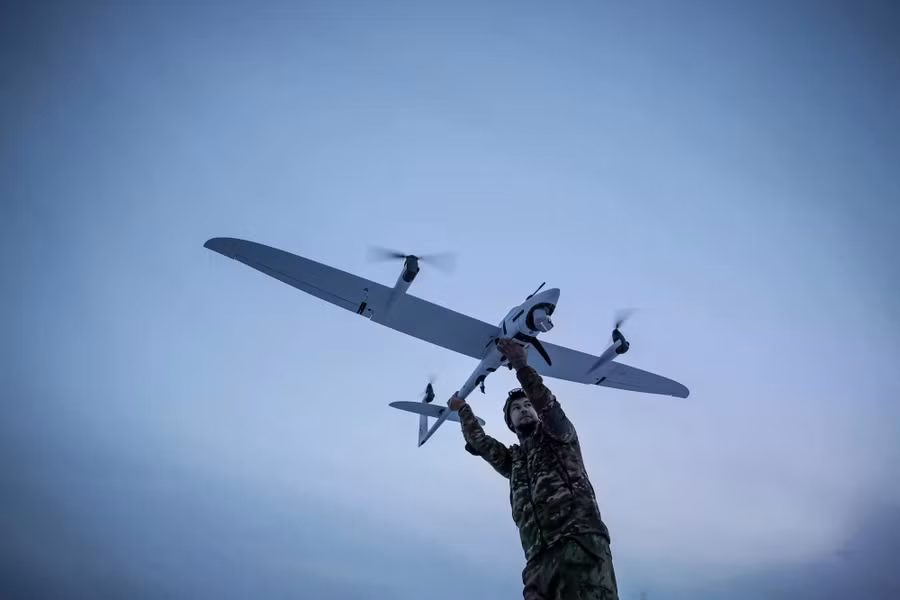 Binh sĩ Ukraine trong một lần phóng UAV ở Donetsk