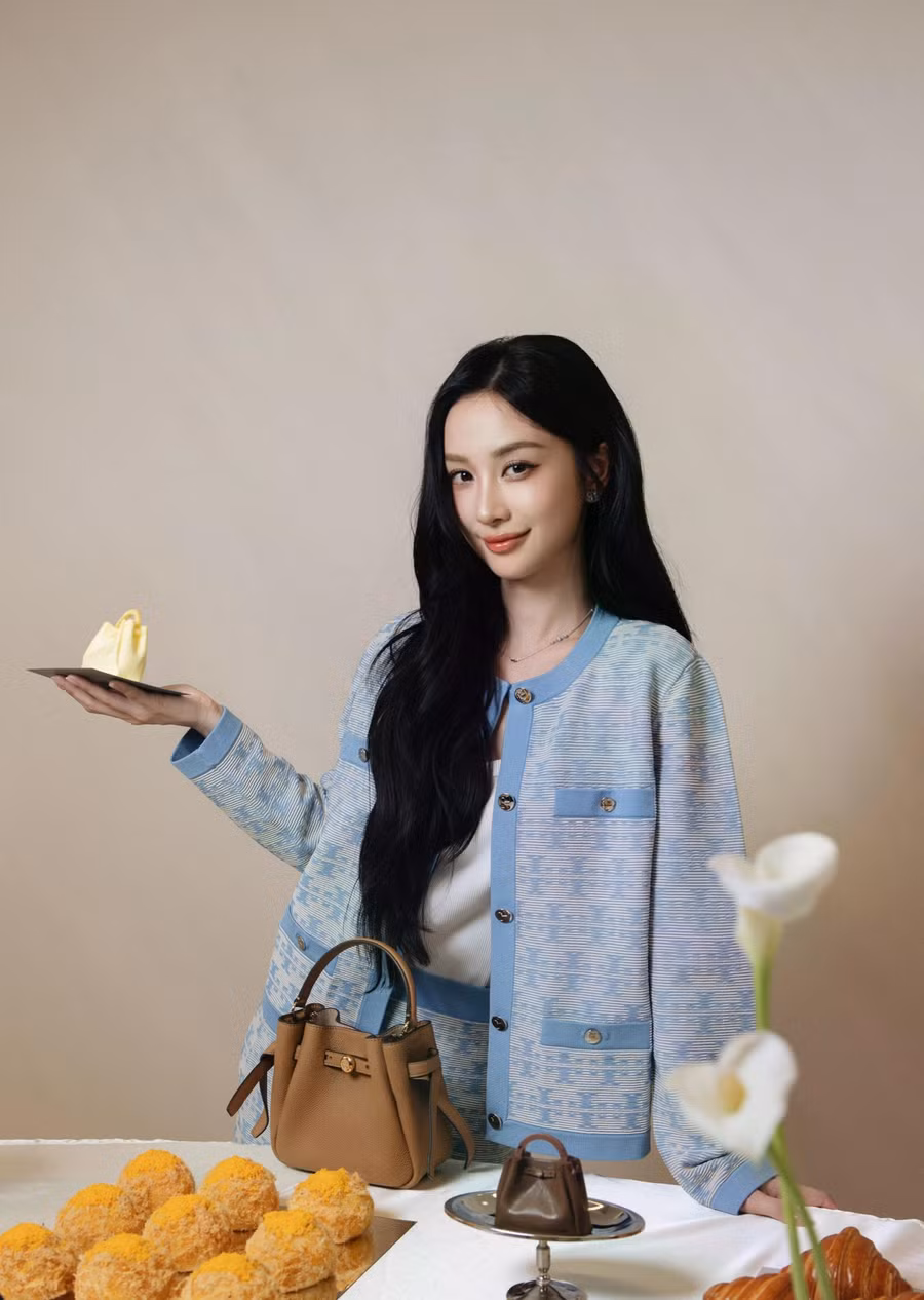 Khác với hình ảnh quyến rũ thường thấy, trong lần xuất hiện này, Jun Vũ ghi điểm bởi phong cách thời trang nữ tính. Cô phối áo cardigan cùng chân váy cùng tông, giúp tôn lên nhan sắc trẻ trung ở tuổi 31. Để tổng thể thêm ấn tượng, sao nữ 9X chọn phối cùng chiếc túi bucket - điểm nhấn giúp mang lại cảm giác vừa cổ điển, vừa hiện đại