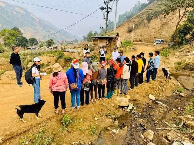 Đại diện nhóm Uống trà đi từ TP.HCM đến A Mú Sung trao quà cho 14 hộ người Dao
