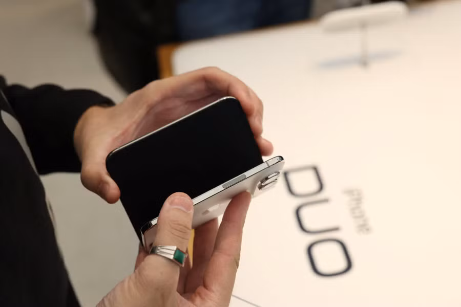 Apple cuối cùng cũng không thể giữ im lặng trước các báo cáo về sự cố màn hình iPhone Duo. ẢNH: REUTERS