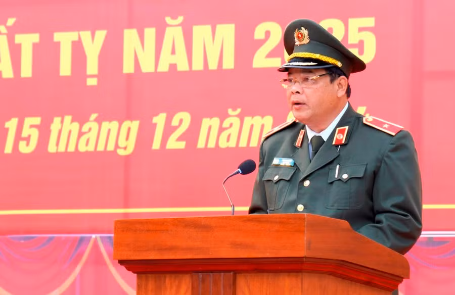 giam-doc-phat-lenh-ra-quan.jpg