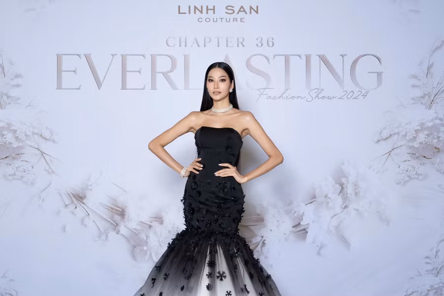 Á hậu Hoàng Thùy nổi bật với chiếc váy đen phom dáng đuôi cá. Thiết kế giúp nàng hậu quê Thanh Hóa tôn lên được body chuẩn cùng nhan sắc đậm chất Á đông
