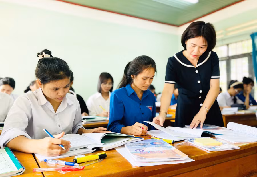 giao-vien-truong-pho-thong-dan-toc-noi-tru-tinh-cung-co-va-nang-cao-kien-thuc-cho-hoc-sinh-dap-ung-yeu-cau-doi-moi-cua-ky-thi-a-td.jpg