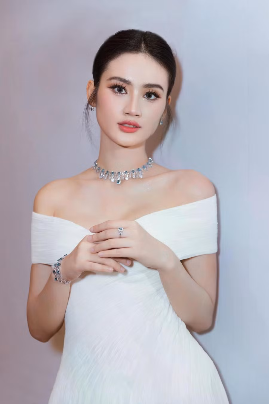 Ý Nhi cũng không ngại thừa nhận đã nâng ngực, nhờ vậy mà cô "có thể mặc được những bộ đồ trước đây mình không thể mặc”. Có thể thấy sau khi phẫu thuật thẩm mỹ, Hoa hậu Thế giới Việt Nam 2023 tự tin hơn với những thiết kế cắt xẻ, giúp tôn lên vóc dáng song vẫn giữ chừng mực của sự gợi cảm