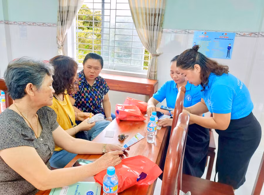 BHXH tỉnh phối hợp với Bưu điện tỉnh và Công ty Bảo hiểm PVI thành lập các nhóm tuyên truyền phát triển người tham gia BHXH tự nguyện, BHYT. Ảnh: ĐVCC