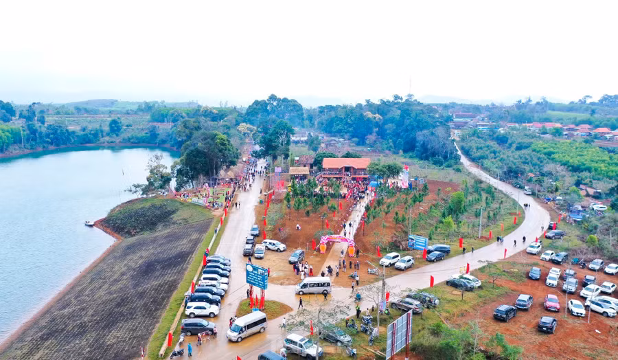 Nằm ở độ cao khoảng 800m so với mặt nước biển, xã vùng cao Vĩnh Sơn (huyện miền núi Vĩnh Thạnh) được ví von là “cổng trời” ở Bình Định. Với khí hậu ôn đới, nhiều thắng cảnh đẹp còn nguyên sơ, nơi đây dần trở thành điểm đến hấp dẫn cho những du khách thích trải nghiệm.