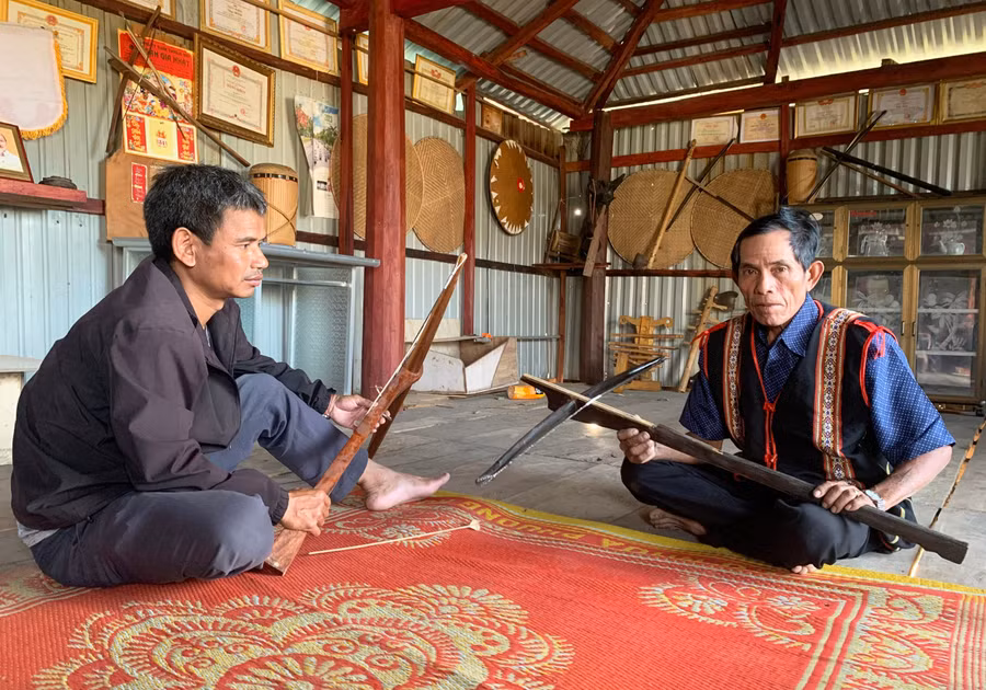 ong-donh-bia-phai-gioi-thieu-ve-chiec-no-cua-nguoi-bahnaranh-rh.jpg