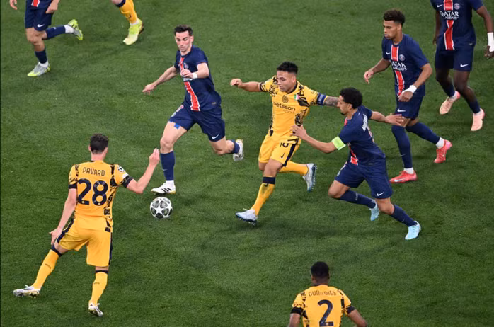 Hình ảnh hiếm hoi của hàng công Inter Milan trong trận chung kết