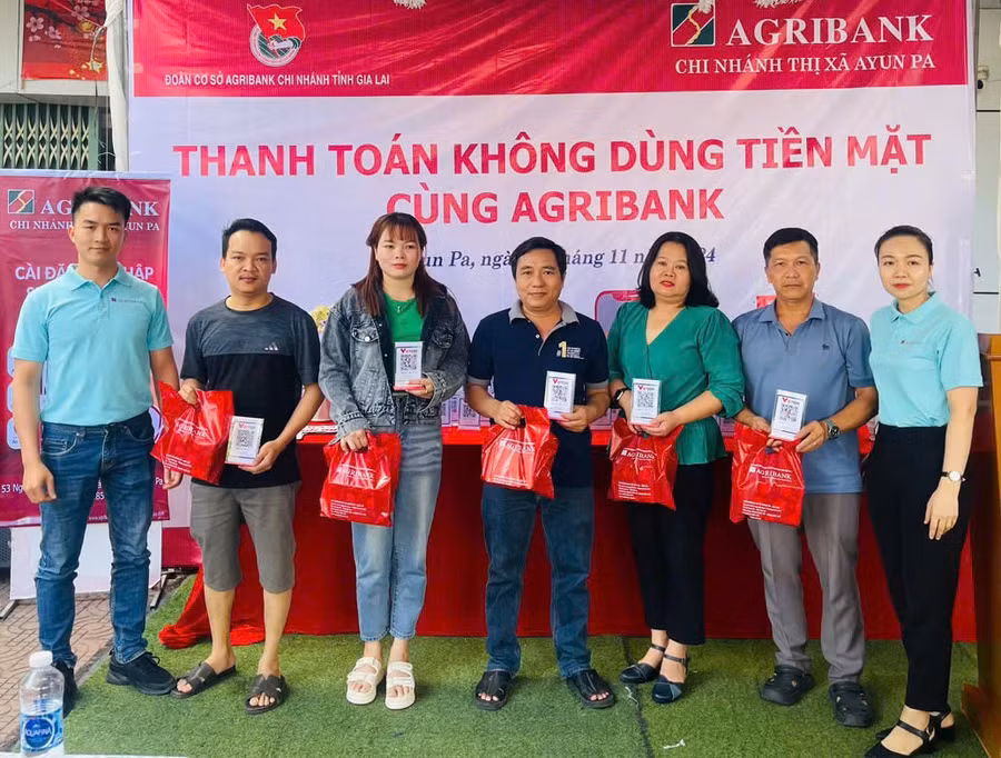 agribank-chi-nhanh-thi-xa-ayun-pa-gia-lai-tang-ma-vietqr-cho-cac-ca-nhan-ho-kinh-doanh-tham-gia-chuong-trinh-thanh-toan-khong-dung-tien-mat.jpg