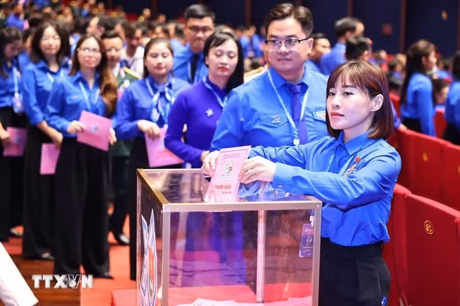 Các đại biểu bỏ phiếu bầu Ban Chấp hành Trung ương Đoàn khoá XIII. (Ảnh: Minh Đức/TTXVN)