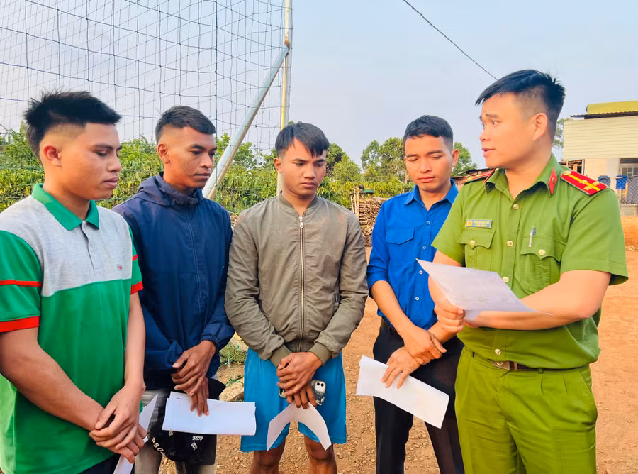 thuong-uy-phan-giang-son-bia-phai-pho-bi-thu-doan-xa-ha-bau-huyen-dak-doa-tuyen-truyen-kien-thuc-phap-luat-cho-doan-vien-thanh-nienjpg.jpg