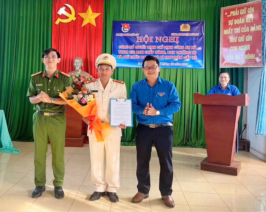 thuong-uy-le-van-hung-o-giua-nhan-quyet-dinh-giu-chuc-danh-pho-bi-thu-doan-xa-ia-pnon-huyen-duc-co.jpg