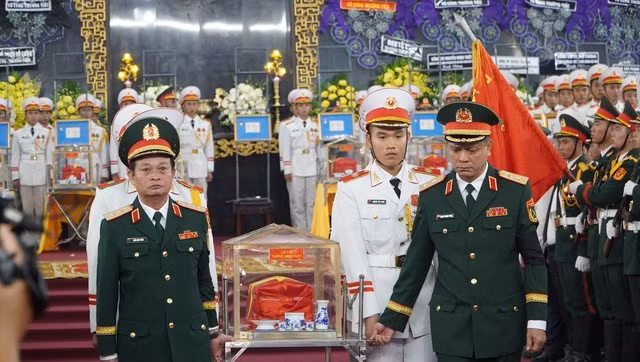Trung tướng Nguyễn Trường Thắng, Tư lệnh Quân khu 7 (bên phải), Trung tướng Trần Hoài Trung, Bí thư Đảng ủy, Chính ủy Quân khu 7 (bên trái) tiễn đưa các liệt sĩ
