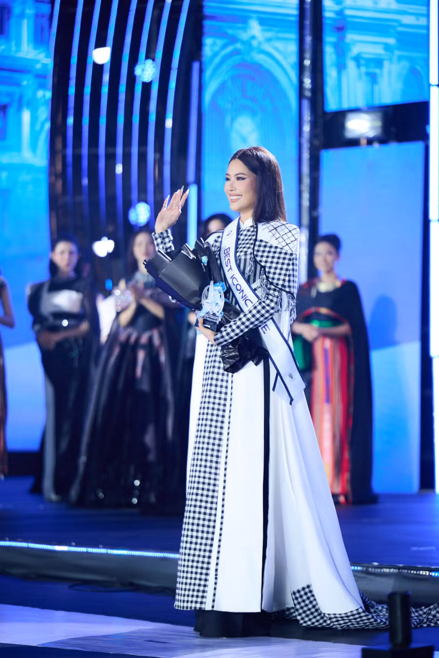 Lệ Nam nhận giải thưởng phụ Best Iconic Face