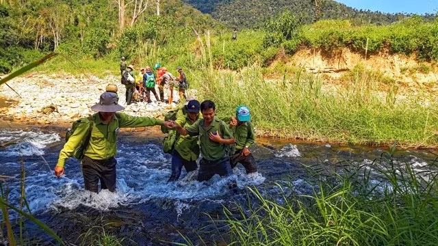 Những chuyến tuần tra rừng của chị Hương và các đồng nghiệp luôn vất vả vì đường rừng khó đi, dốc cao, suối sâu... Ảnh: VQG Chư Yang Sin