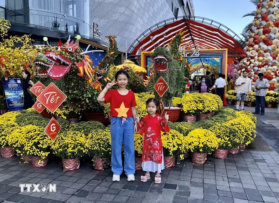 Nhiều em thiếu nhi mặc trang phục truyền thống du Xuân tại Thành phố Hồ Chí Minh. (Ảnh: Mỹ Phương/TTXVN)