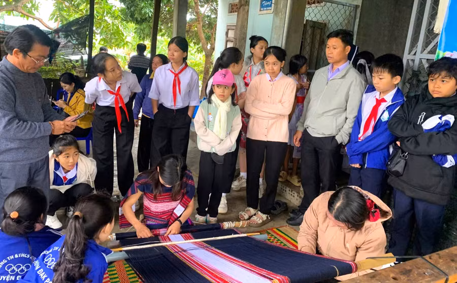 thay-va-tro-truong-tieu-hoc-va-thcs-nguyen-du-xa-cu-an-xem-trinh-dien-det-tho-cam-tai-lang-groi-xa-ya-hoi-anh-hoa-bui.jpg