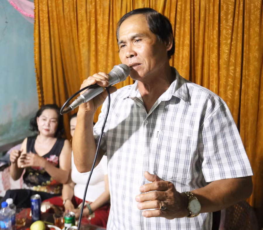 nghe-nhan-uu-tu-phan-thanh-kinh-noi-tieng-voi-giong-ca-ngot-ngao-truyen-cam-anh-van-ngoc.jpg
