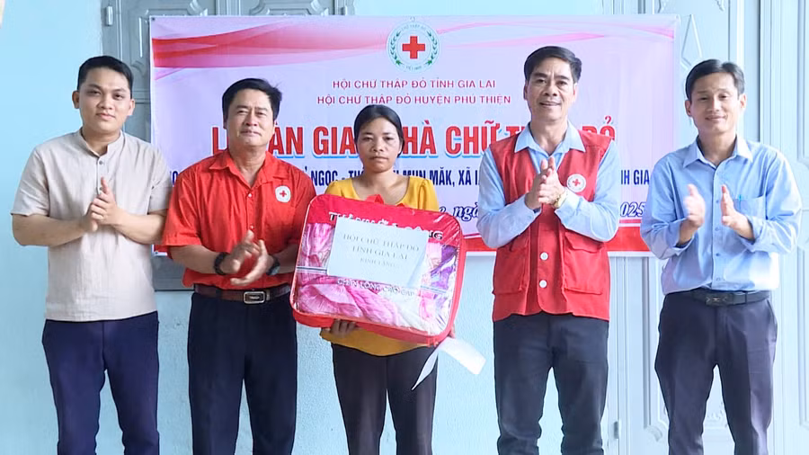 ong-cao-xuan-nam-pho-chu-tich-hoi-chu-thap-do-tinh-ban-giao-nha-chu-thap-do-cho-gia-dinh-ba-rmah-hngoc-thon-plei-mun-mak-xa-ia-ake-huyen-phu-thien.jpg