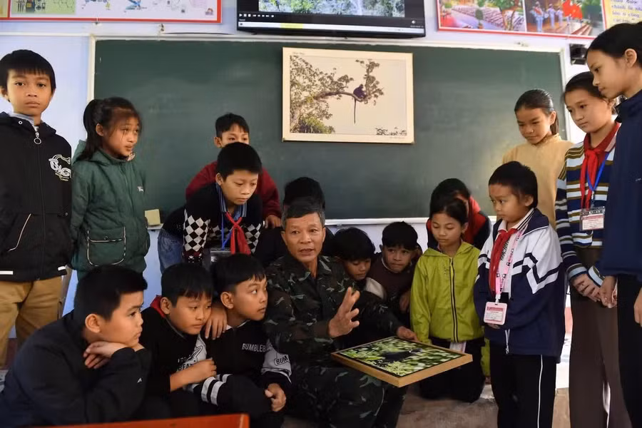 Ông Tú thường xuyên được mời đến các trường học để nói chuyện, chia sẻ về loài voọc.
