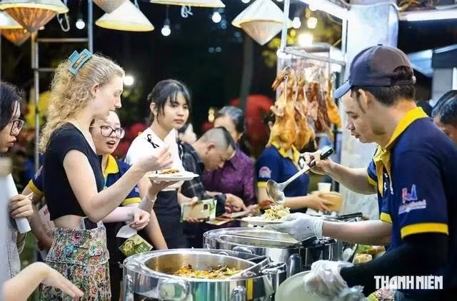 Khách trong và ngoài nước thưởng thức món ăn đường phố ở TP.HCM