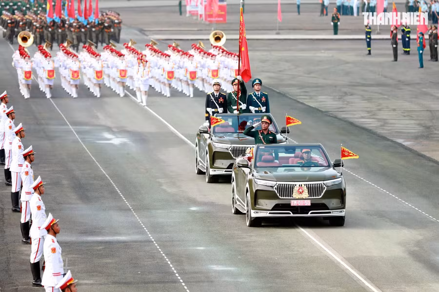 Xe chỉ huy, xe tổ Quân kỳ tiến vào lễ đài bắt đầu buổi hợp luyện. Đây là lần đầu tiên cả 26 khối tham gia hợp luyện để chuẩn bị cho lễ diễu binh, diễu hành mừng kỷ niệm 50 năm đất nước thống nhất