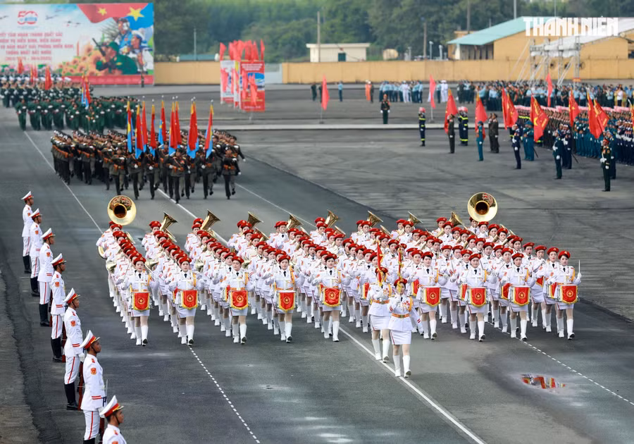 Khối Quân nhạc với những âm thanh hùng tráng ngân vang tiến vào lễ đài trong buổi hợp luyện