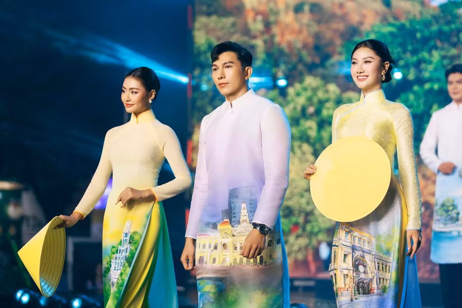 Nhà thiết kế Trung Đinh giới thiệu đến công chúng hai bộ sưu tập áo dài tôn vinh vẻ đẹp của lụa tơ tằm Việt Nam và quảng bá hình ảnh thành phố năng động, nghĩa tình, giàu bản sắc