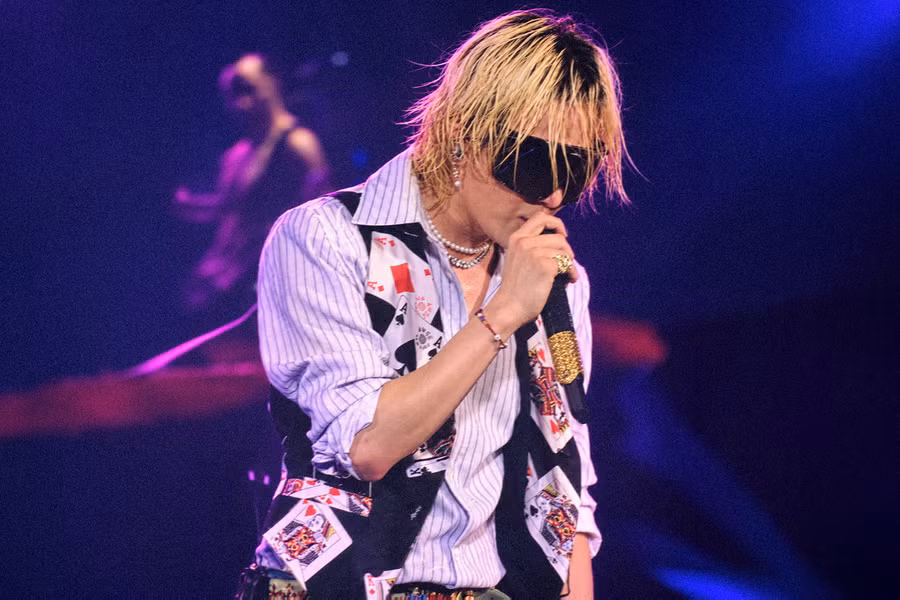 Ngoài những bản hit chung của nhóm, G-Dragon còn biểu diễn loạt bài hát solo như Power, Crayon và Crooked, phô diễn phong cách hip-hop cá tính cùng nguồn năng lượng mạnh mẽ.