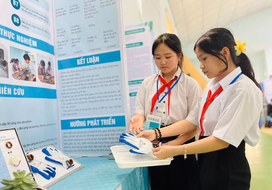 hai-ban-truong-kieu-vy-va-dang-phuong-thanh-hang-truong-thcs-le-hong-phong-xa-nghia-an-huyen-kbang-dem-du-an-gang-tay-canh-bao-an-toan-dien-den-voi-cuoc-thiat.jpg