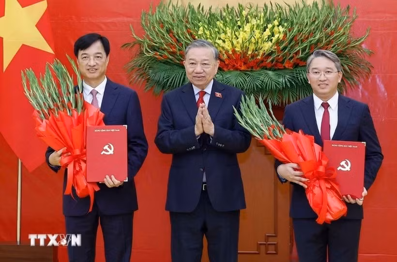 trao-quyet-dinh-bo-nhiem-truong-ban-to-chuc-tw-va-chanh-van-phong-tw-dang.jpg