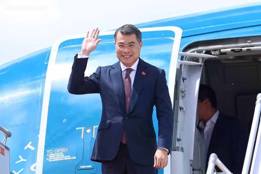 Thủ tướng Lê Minh Hưng tới thủ đô Phnom Penh, bắt đầu chuyến thăm chính thức Vương quốc Campuchia. Ảnh CHINHPHU.VN