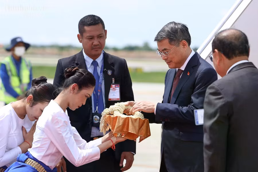 Lễ đón Thủ tướng Lê Minh Hưng tại sân bay. Ảnh CHINHPHU.VN 