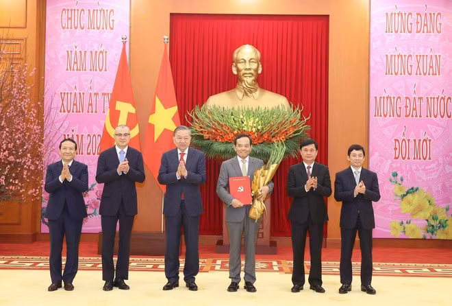 Tổng Bí thư Tô Lâm trao Quyết định về đổi tên Ban Kinh tế Trung ương cùng chức năng, nhiệm vụ, tổ chức bộ máy, phân công, bổ nhiệm Trưởng ban và các Phó Trưởng ban Chính sách, Chiến lược Trung ương. (Ảnh: Thống Nhất/TTXVN)