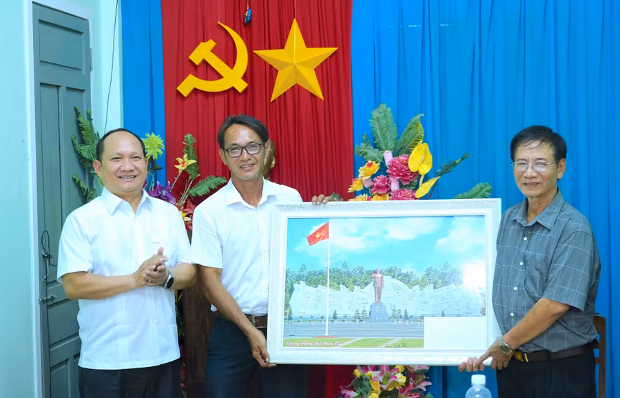 pho-bi-thu-thuong-truc-tinh-uy-rah-lan-chung-du-sinh-hoat-chi-bo-to-dan-pho-1-phuong-quy-nhon-7394-9731.jpg