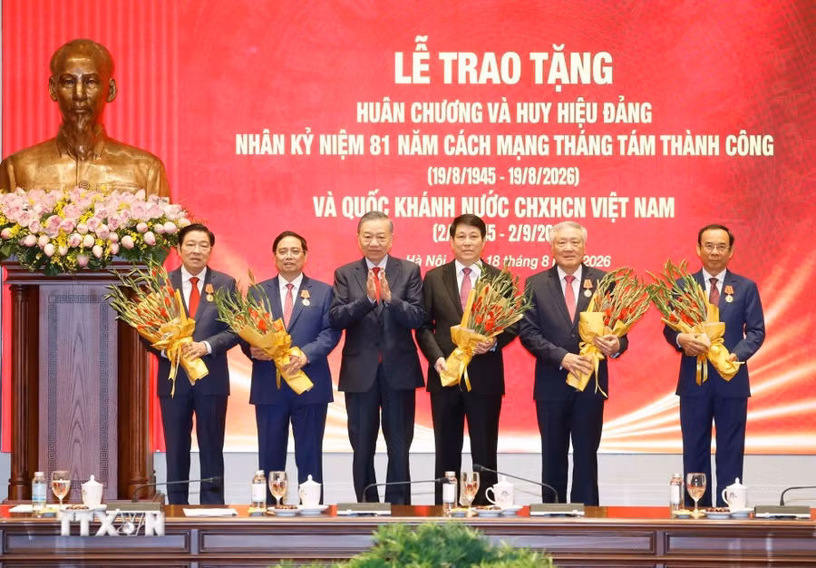Tổng Bí thư, Chủ tịch nước Tô Lâm trao tặng Huân chương Hồ Chí Minh cho các đồng chí nguyên lãnh đạo Đảng, Nhà nước. Ảnh: Thống Nhất/TTXVN
