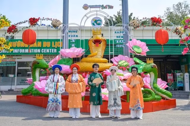Linh vật rắn ở cổng chào Suối Tiên