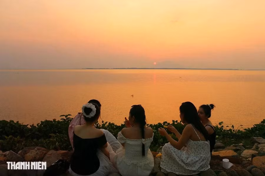 Nhóm bạn trẻ ngồi thưởng ngoạn cảnh đẹp