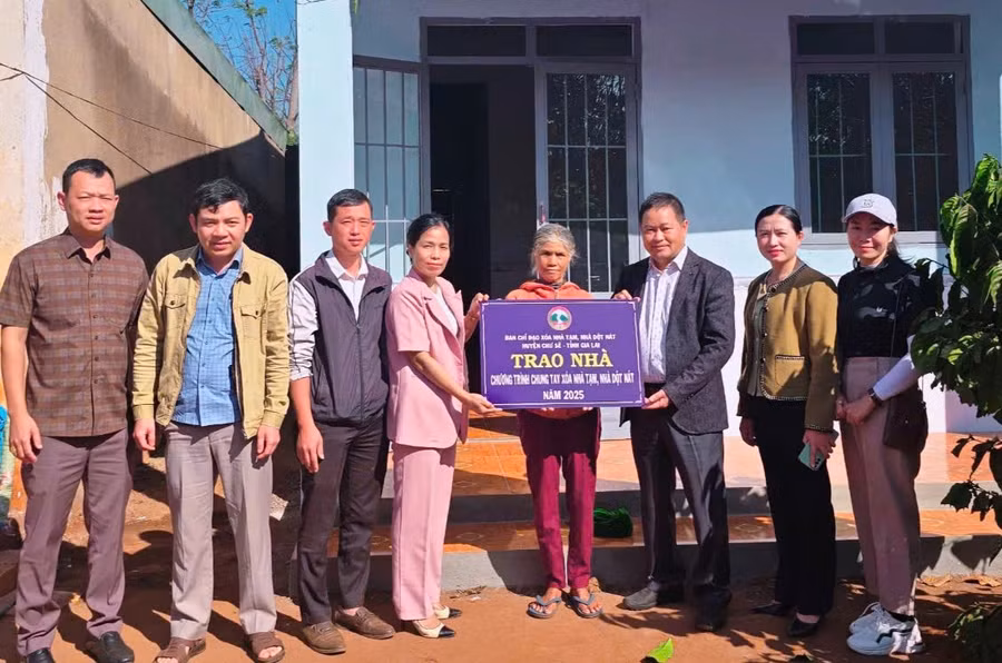 ubnd-huyen-chu-se-ban-giao-nha-trong-chuong-trinh-chung-tay-xoa-nha-tam-nha-dot-nat-cho-gia-dinh-ba-hmo-xa-ia-hlop-huyen-chu-se-anh-hoang-vien-jpg.jpg