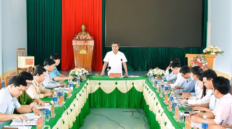 uy-vien-ban-chap-hanh-trung-uong-dang-bi-thu-tinh-uy-chu-tich-hdnd-tinh-ho-van-nien-phat-bieu-chi-dao-tai-buoi-lam-viec-voi-he-thong-chinh-tri-xa-ha-ra-huyen-mang-yang-anh-duc-thuy.jpg