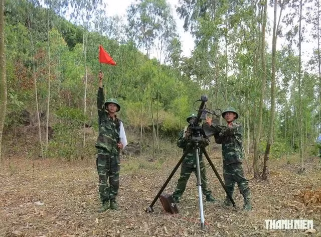 Tác giả (trái) tham gia huấn luyện quân sự